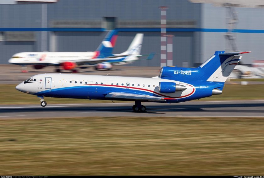 Самолет як 42