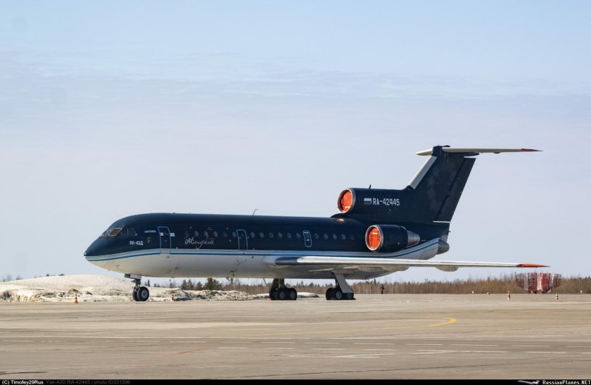 Як 42 пассажирский самолёт