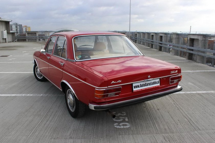 Audi 100 c1