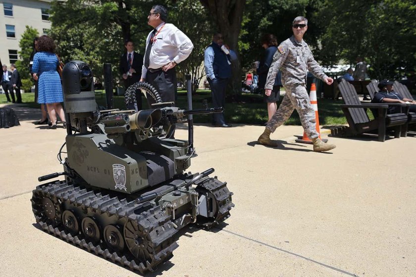 Боевой гусеничный робот