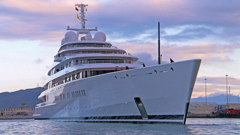 Мега яхта Azzam