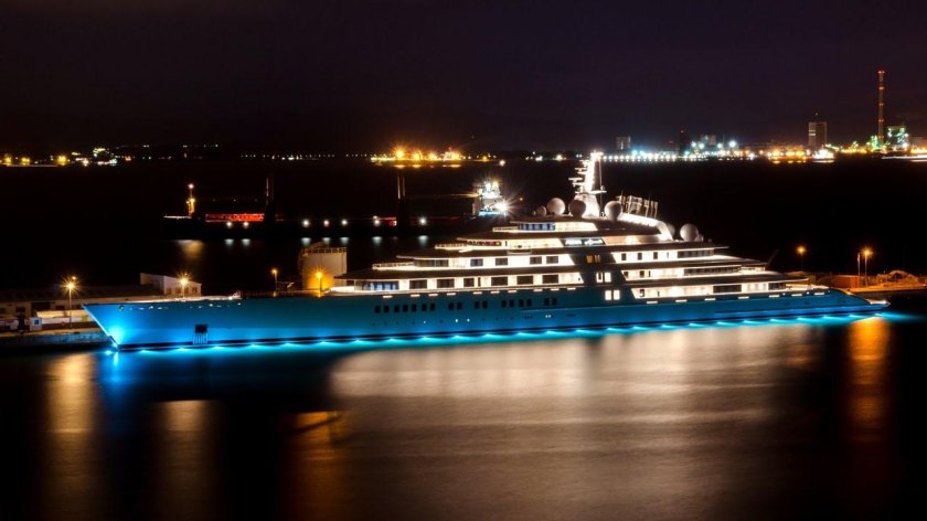 Мега яхта Аззам