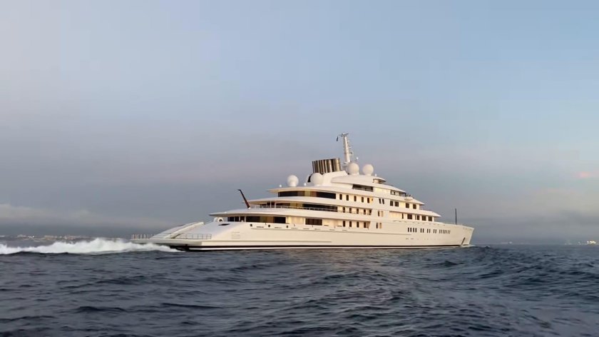 Мега яхта аззам