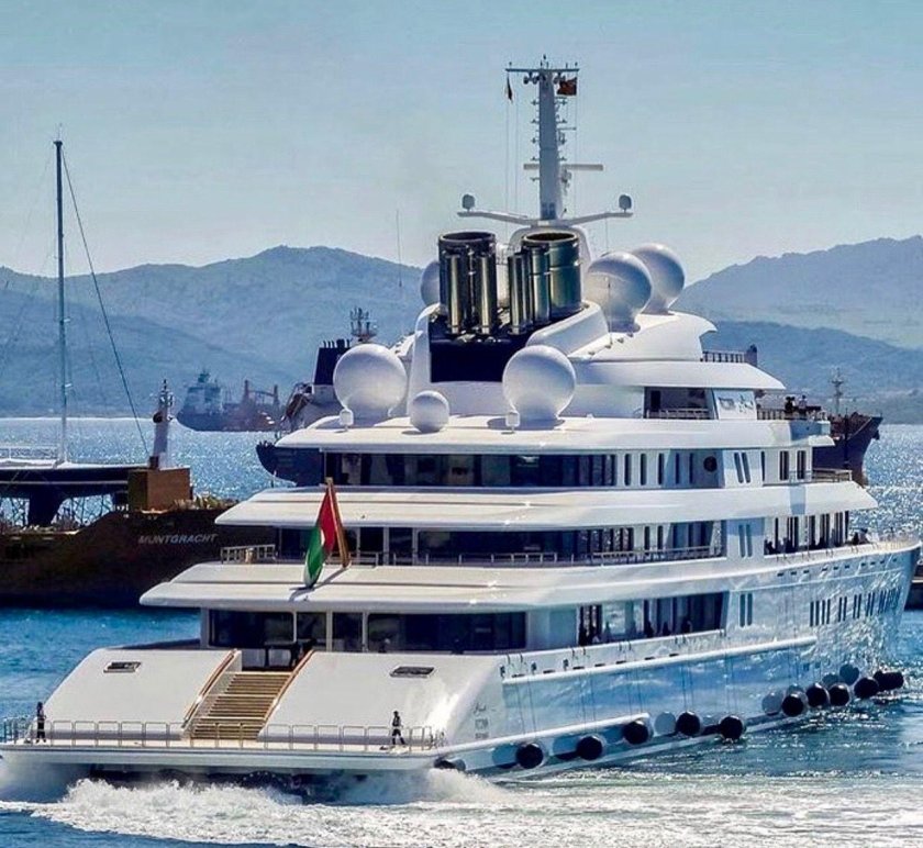 Мега яхта Аззам