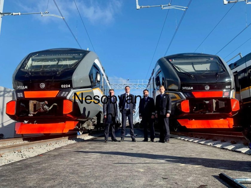 На станции «Театральная» был замечен новый поезд.