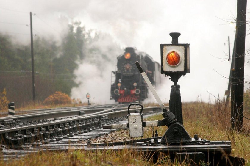 Стрелочные указатели на железной дороге