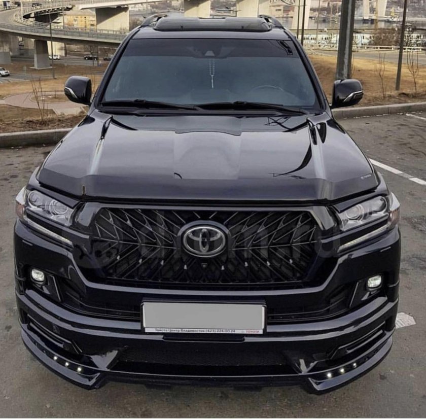 Toyota Land Cruiser 200 Black Tuning