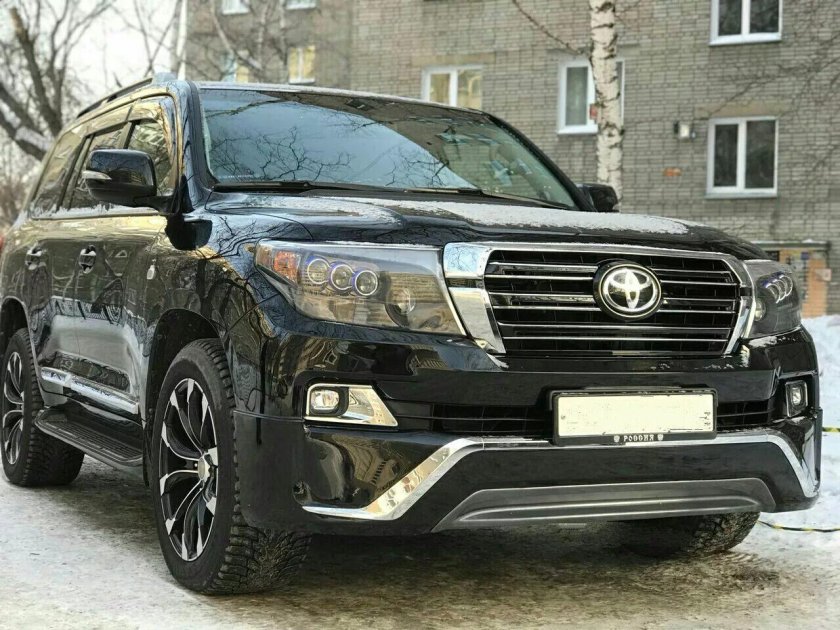 Черная Тойота ленд Крузер 200 2015