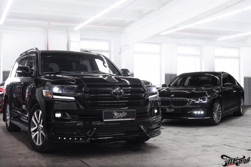 Toyota Land Cruiser 200 Black Tuning