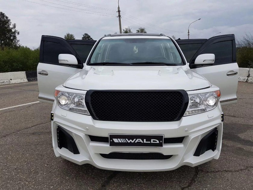 Toyota Land Cruiser 200 Tuning белый