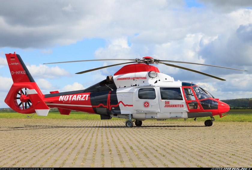 Красный спасательный вертолет