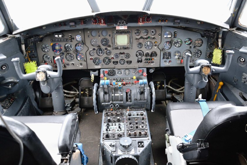 Fokker 100 кабина пилотов