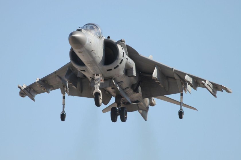 Самолет Harrier Jump Jet