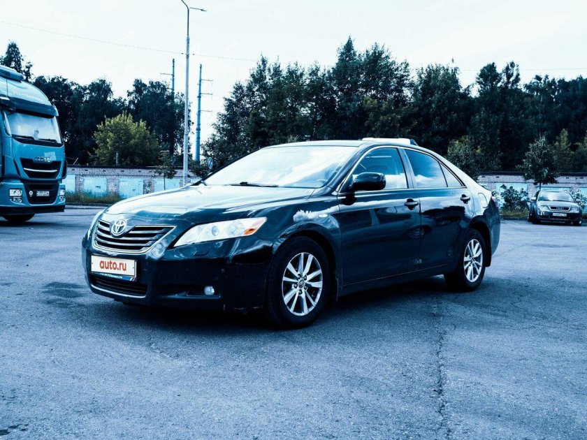 Черная тойота камри
