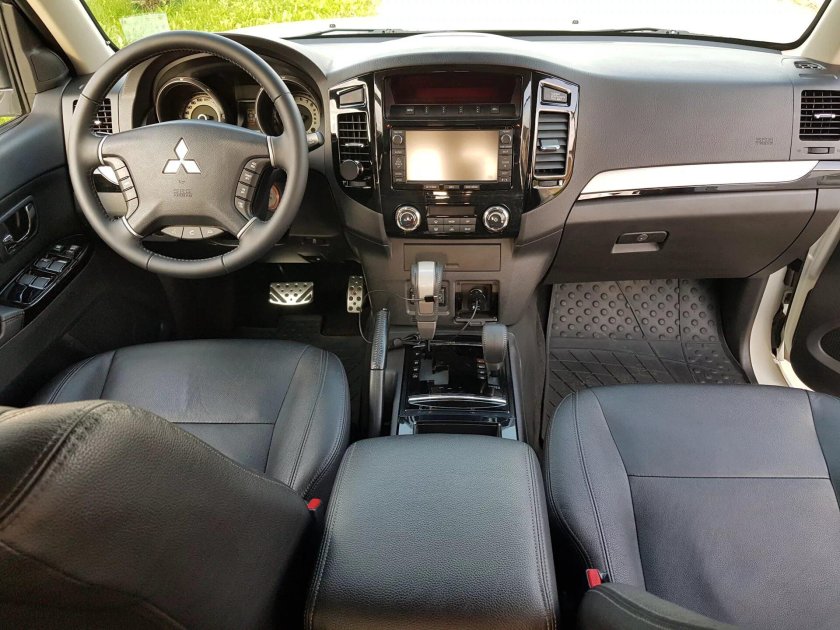 Митсубиси Паджеро 4 салон