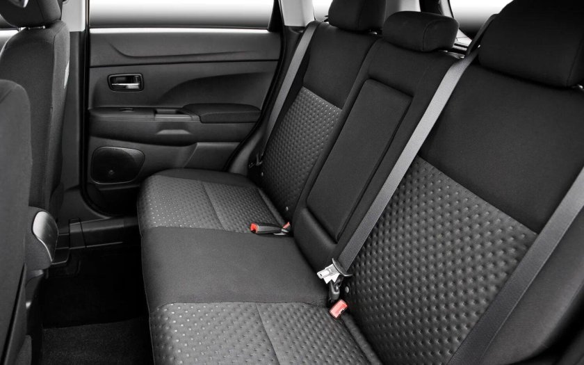 Мицубиси ASX салон сзади