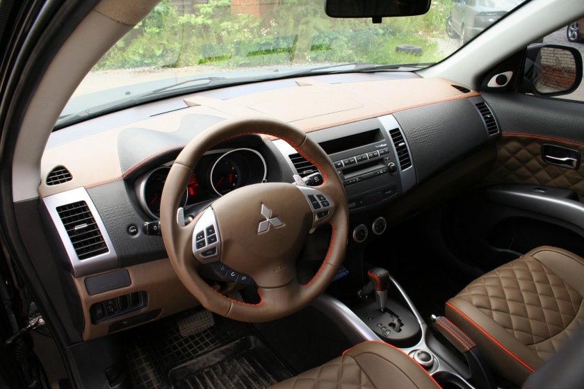 Салон Аутлендер ХЛ 2008