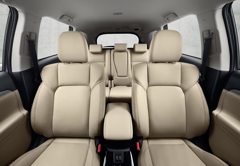 7 Местный салон Митсубиси Аутлендер