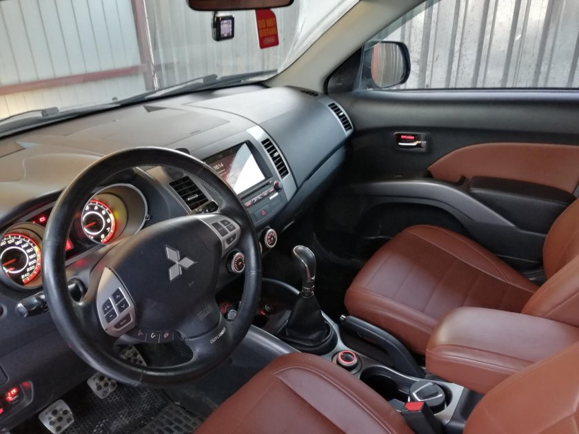 Mitsubishi Outlander 2 XL салон