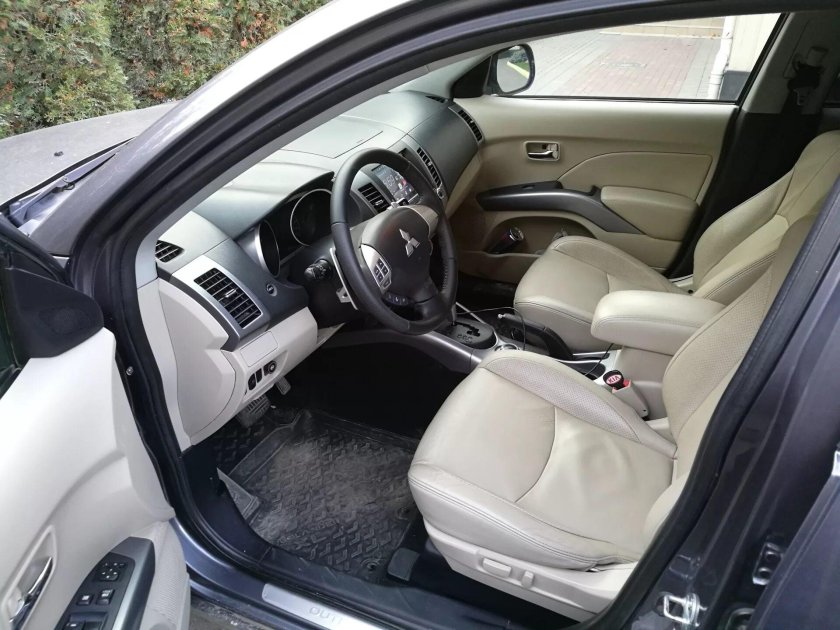 Mitsubishi Outlander светлый салон