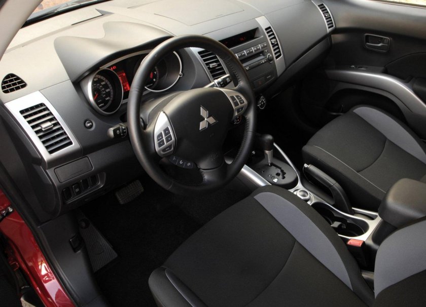 Митсубиси Аутлендер 2007 салон