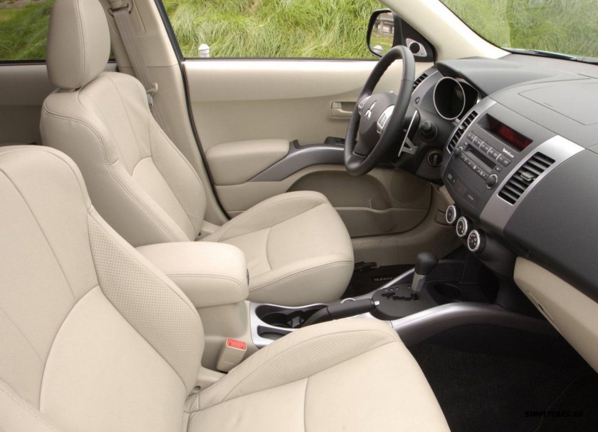 Митсубиси Аутлендер 2007 салон