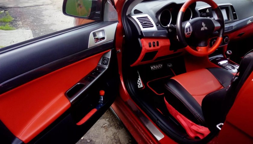 Лансер 10 красный салон