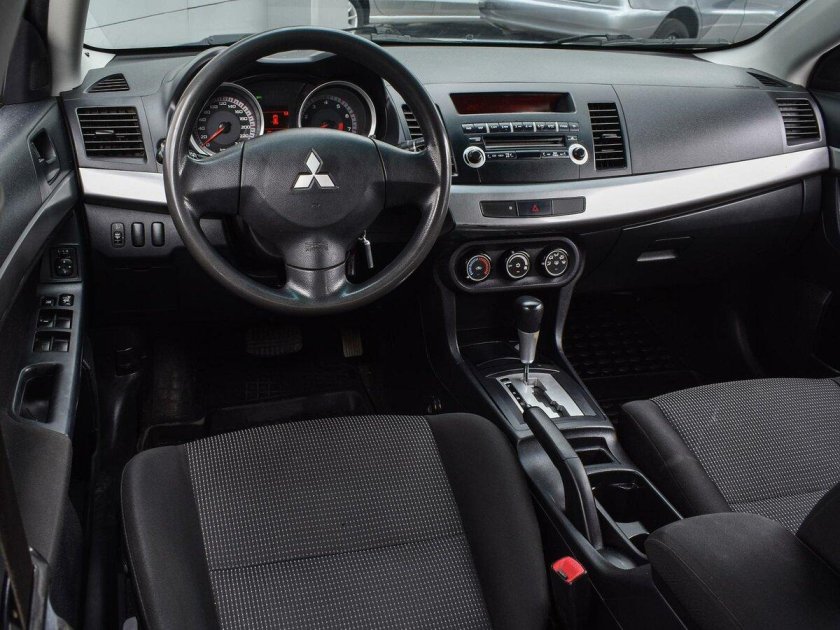 Митсубиси Лансер 10 2.0 салон