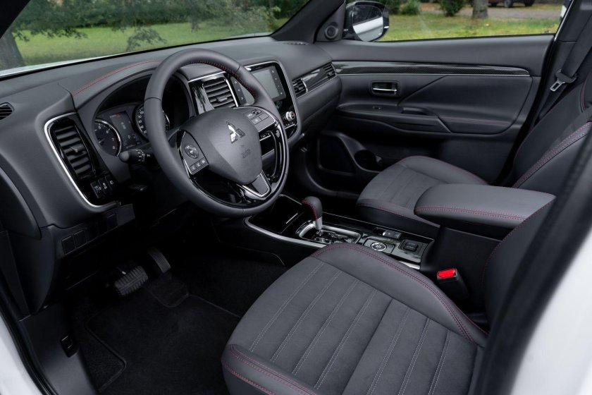 Митсубиси Аутлендер 2020 салон