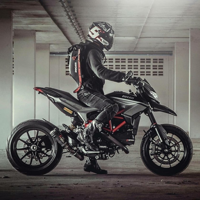 Hypermotard 821