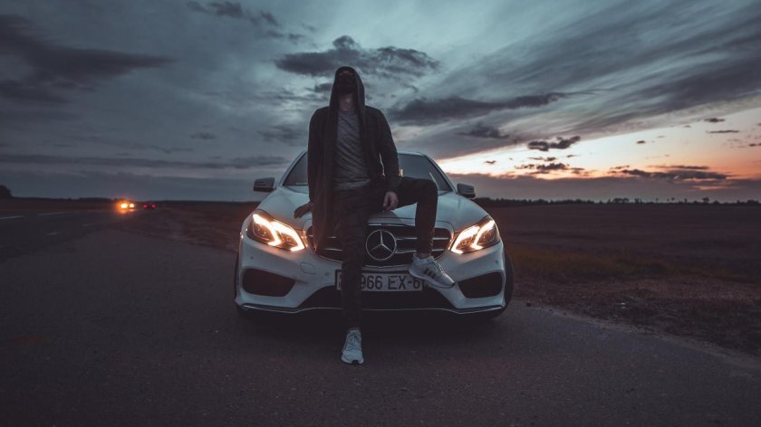 Парень в маске возле машины