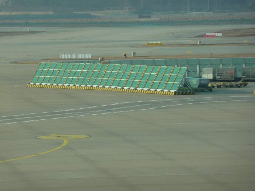 Газоотбойный щит на аэродроме