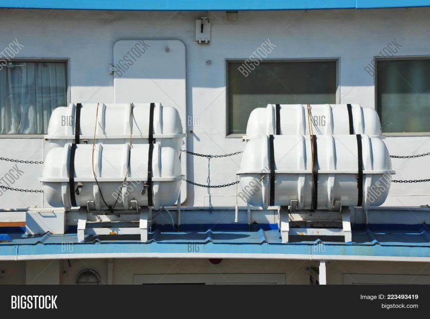 Спасательный плот на судне