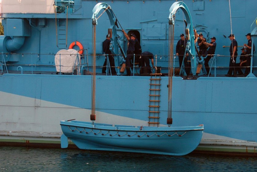 Шлюпка на корабле