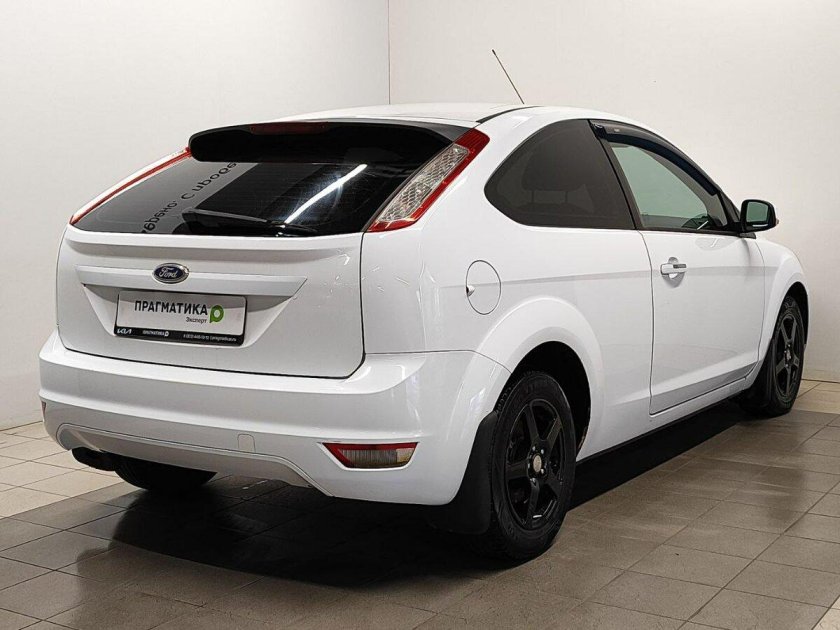 Белый форд фокус