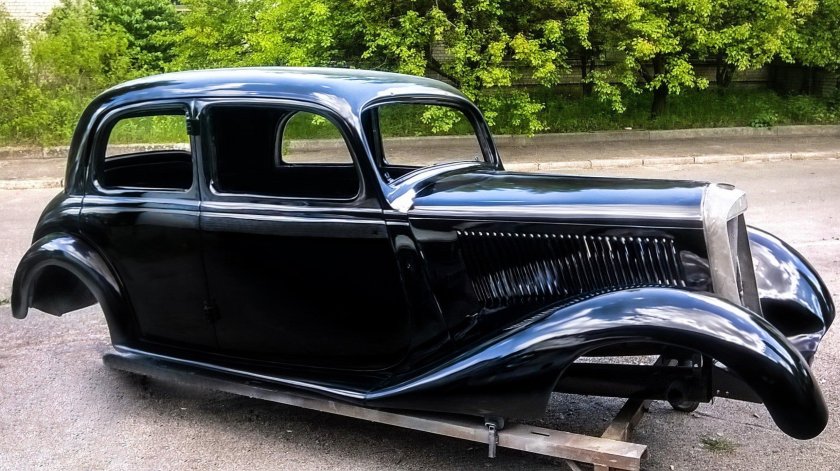 Старые автомобили отреставрировали