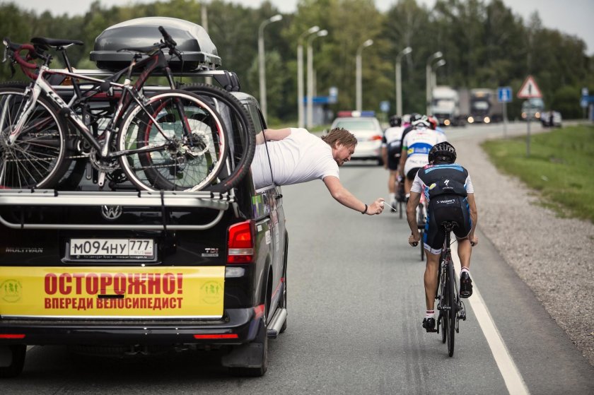 Велосипедист и машина