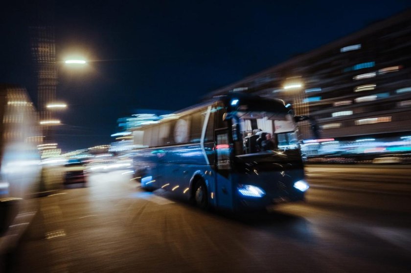 Автобус синий вечером