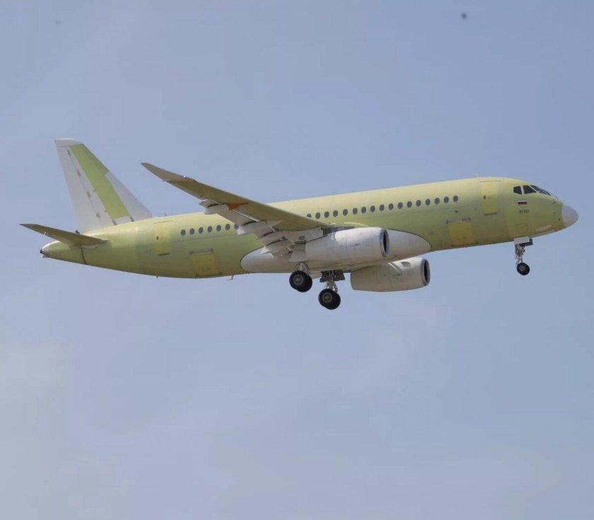 Самолет сухой суперджет 100