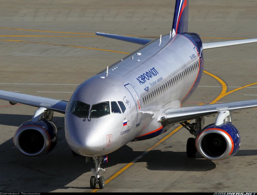 SSJ-100 самолет