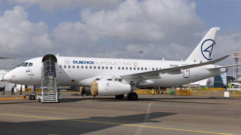 SSJ-100 самолет