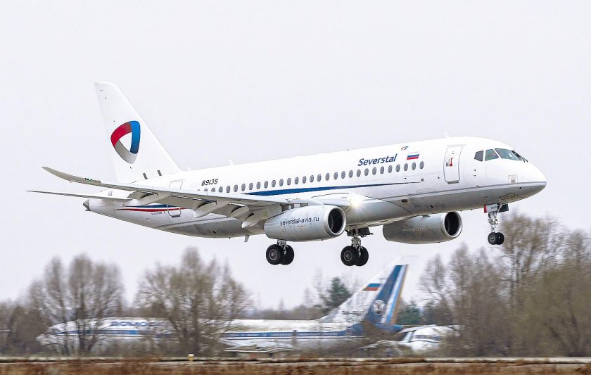 SSJ-100 самолет