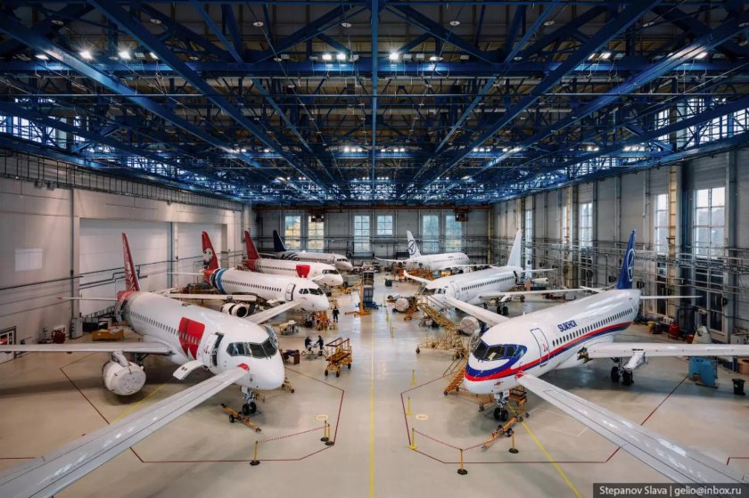 Самолёт пассажирский Суперджет 100