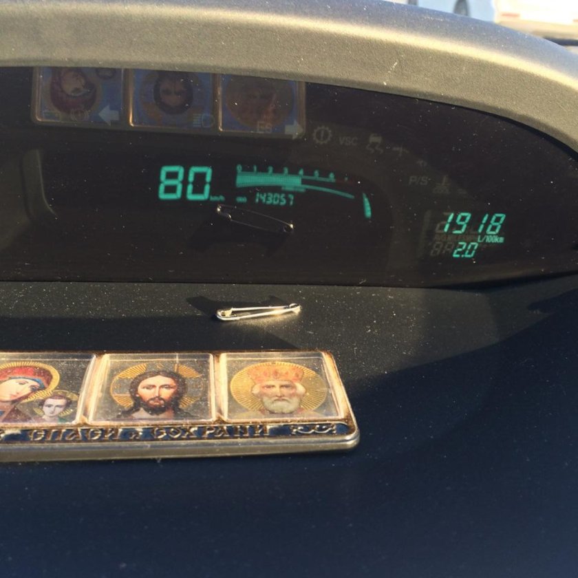 Toyota Yaris панель приборов