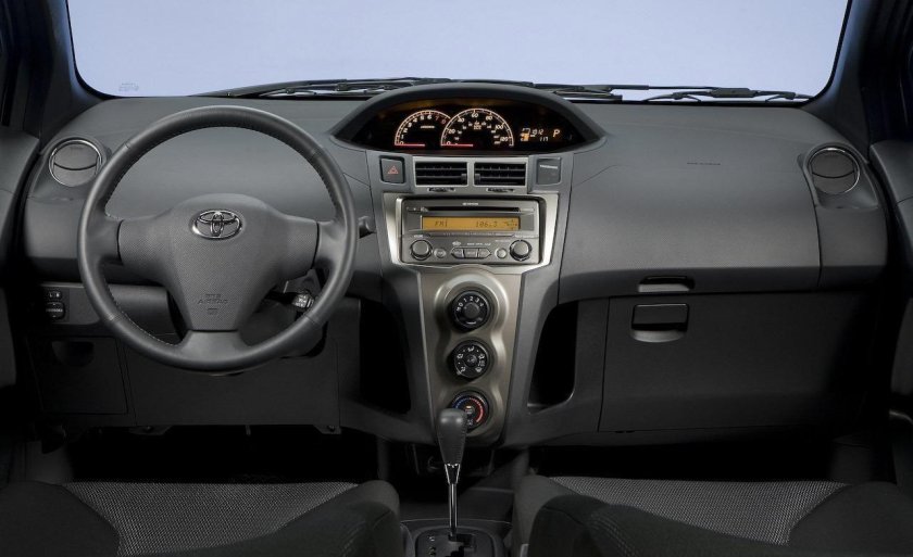 Toyota Yaris 2008 салон