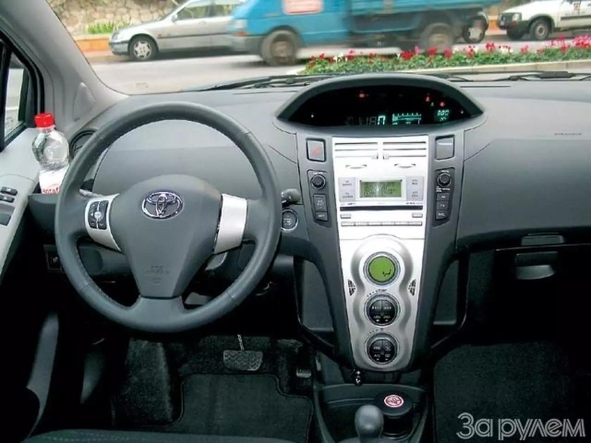 Панель управления Toyota Yaris 2007