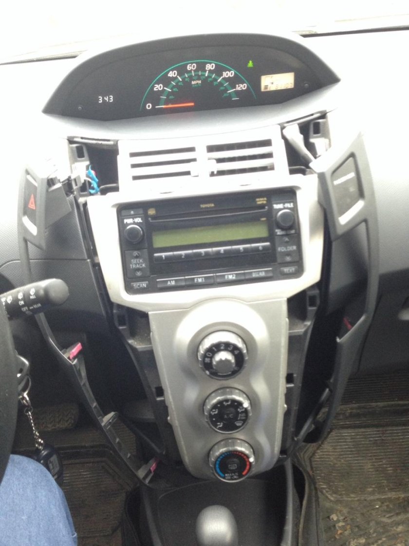 Приборная панель Тойота Ярис 2008