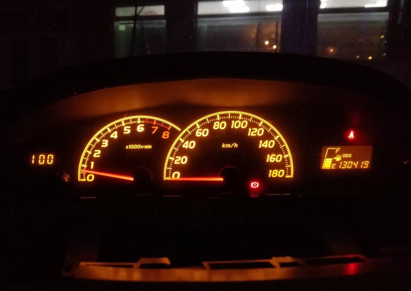 Панель приборов на Toyota Vitz 90