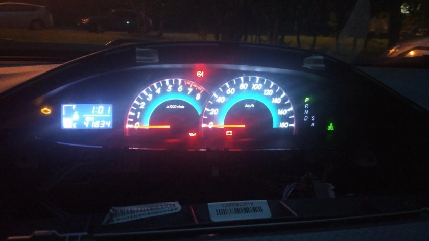 Toyota Yaris панель приборов