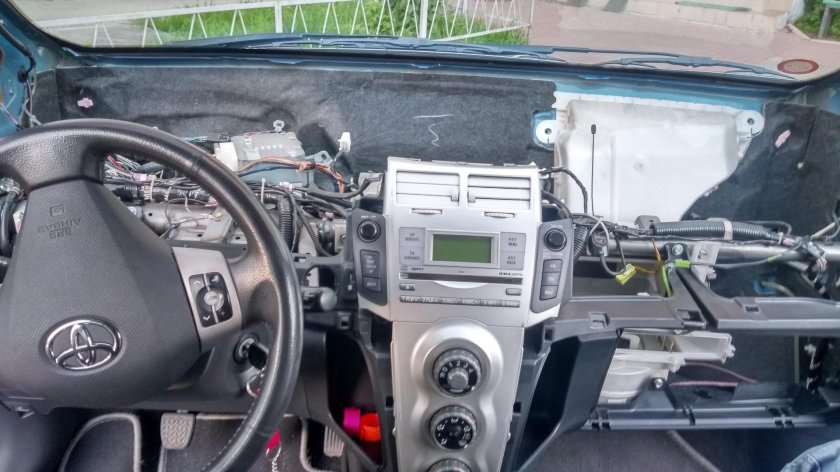 Yaris Toyota Торпедо